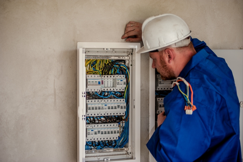 electricite-ST ANTONIN-min_electrician-2755683